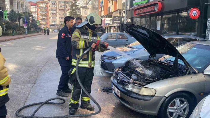 Park halindeki otomobilde yangın çıktı