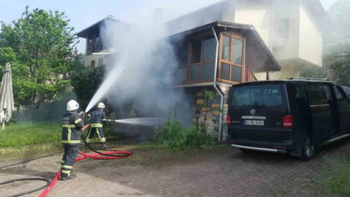 Patlayan akü otomobili demir yığınına döndürdü, villa hasar aldı