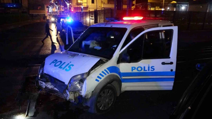 Polis aracı ile otomobil çarpıştı: 1'i polis 2 yaralı