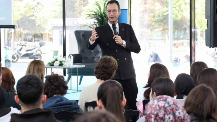 Profesörden yapay zeka uyarısı: 'Mesajlarınız okunuyor, analiz ediliyor'