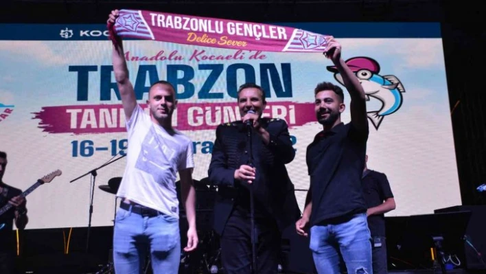 Rafet El Roman, Trabzonspor için bestelediği şarkıyı ilk kez konserinde söyledi