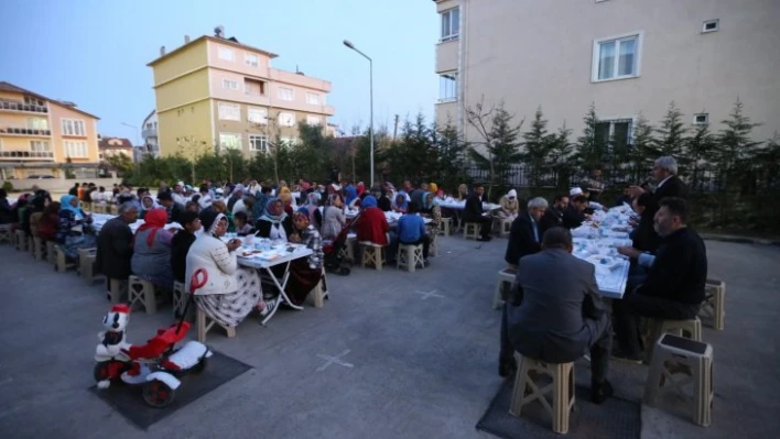 Romanlar Günü'nde iftarda buluştular