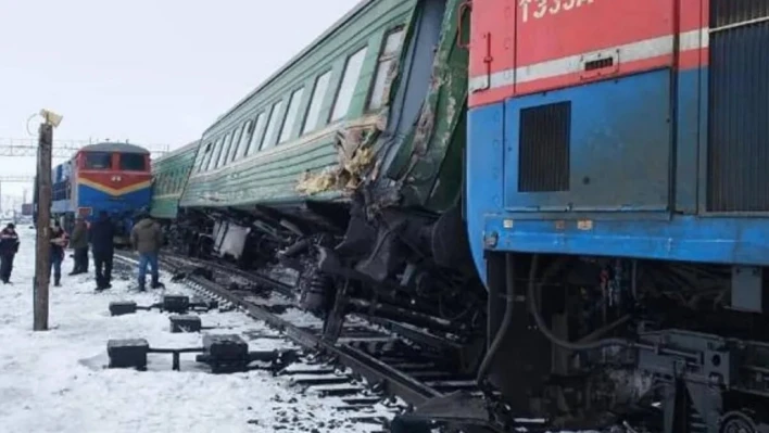 Rusya'da iki tren çarpıştı: 25 yaralı
