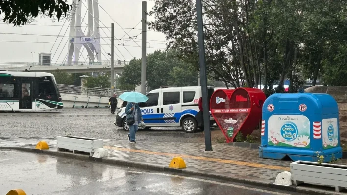 Sağanak bir anda bastırdı, vatandaşa zor anlar yaşattı