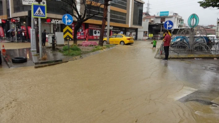 Sağanak hayatı olumsuz etkiledi: Otomobil su altında kaldı, alt geçitler göle döndü