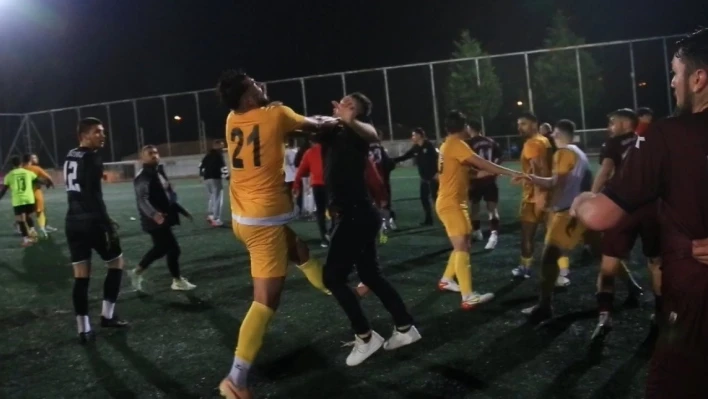 Sahaya atlayan taraftara futbolcu tokadı