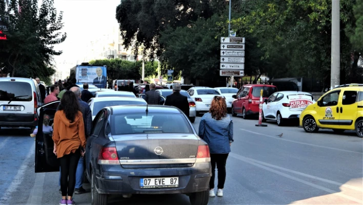 Saygı duruşu sırasında zincirleme kaza ! 6 araç birbirine girdi