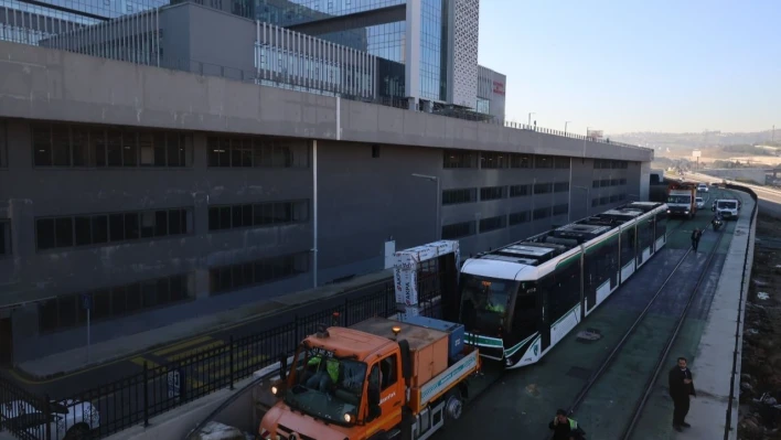 Şehir Hastanesi hattında tramvay raylara indi