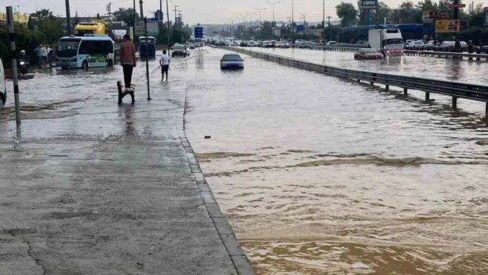 Sel suları yolu trafiğe kapattı, İstanbul'a D-100'den ulaşım kesildi