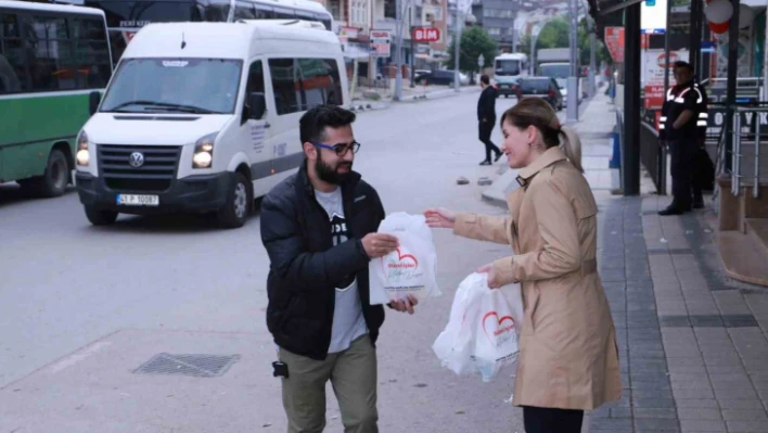 Servis bekleyen vatandaşlara iç ısıtan ikram