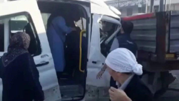 Servis minibüsü park halindeki tıra çarptı: 4 yaralı