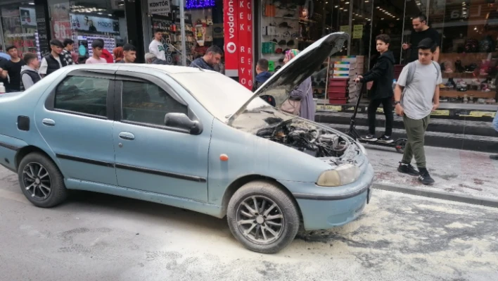 Seyir halindeki otomobilde yangın çıktı