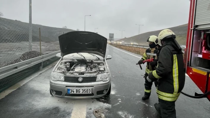 Seyir halindeyken yanan otomobili itfaiye söndürdü