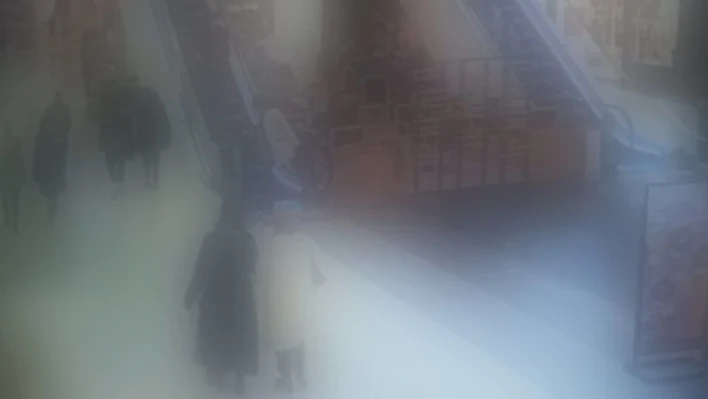 Şişli'de AVM'de korku dolu anlar ! Yürüyen merdivene ayağı sıkışan çocuğun 3 parmağı koptu