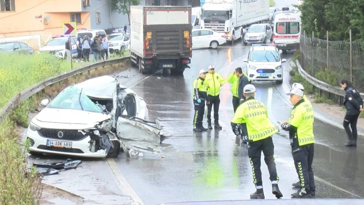 Sultanbeyli'de kamyon ve otomobil çarpıştı: 2 ölü, 4 yaralı