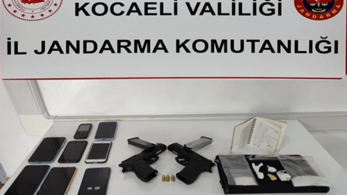 Şüpheli araçtan uyuşturucu, silah ve 7 telefon ele geçirildi