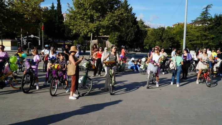 Süslü Kadınlar Bisiklet Turu, İzmit'te renkli görüntüler oluşturdu