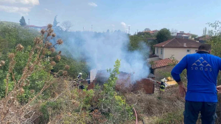 Tandırdan sıçrayan alevler barakayı sardı