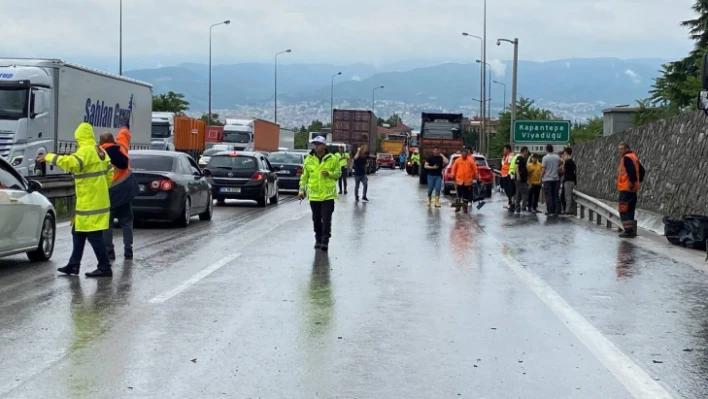 TEM'de 13 araç zincirleme kazaya karıştı, trafik felç oldu: 5 yaralı