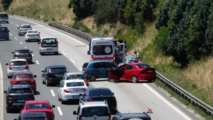 TEM'de 2 otomobil çarpıştı, uzun araç kuyruğu oluştu