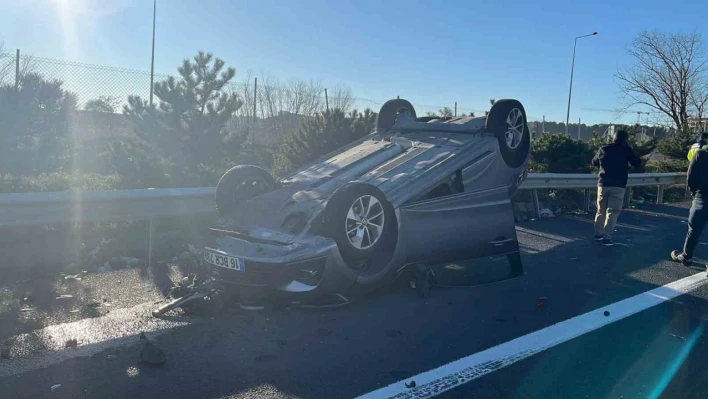 TEM'de çarpışan otomobillerin sürücüleri yarandı