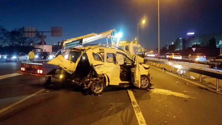 TEM'de sapağı kaçırmamak için şerit değiştiren sürücü kazaya sebep oldu: 3 yaralı