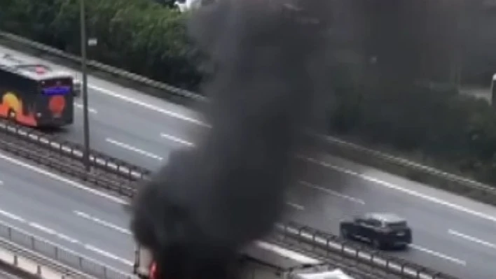 TEM'de tırın dorsesi alevlere teslim oldu