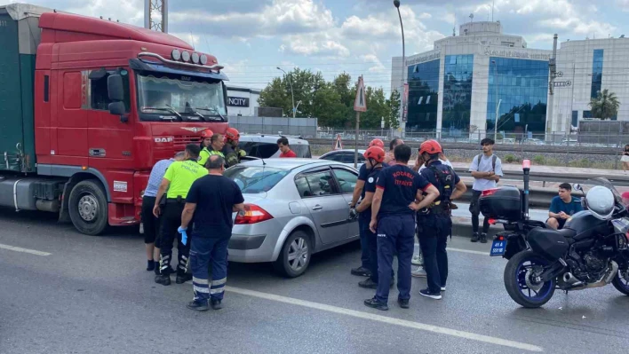 Tır ile otomobil çarpıştı, şans eseri yaralanan olmadı