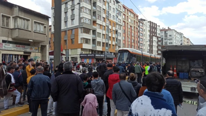 Tramvay yolunda feci kaza!