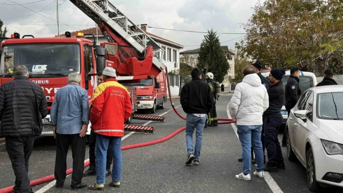 Üç katlı binanın çatısında çıkan yangın paniğe sebep oldu