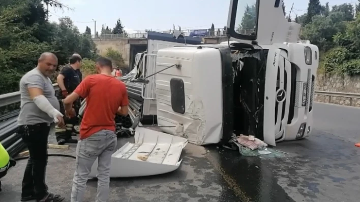 Virajı alamayan tır devrildi: Araçta sıkışan sürücü kazayı hafif sıyrıklarla atlattı