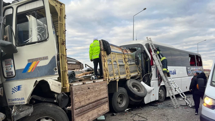 Yolcu Otobüsü Kamyona Çarptı: 3 Ölü, 33 Yaralı