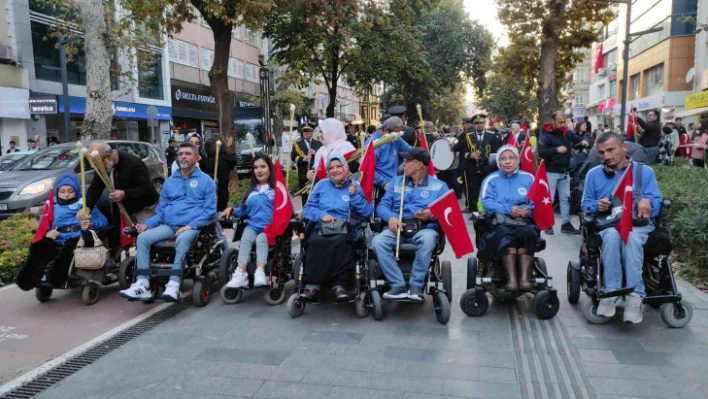 Yüzlerce izci 99 metrelik Türk bayrağını sloganlarla taşıdı