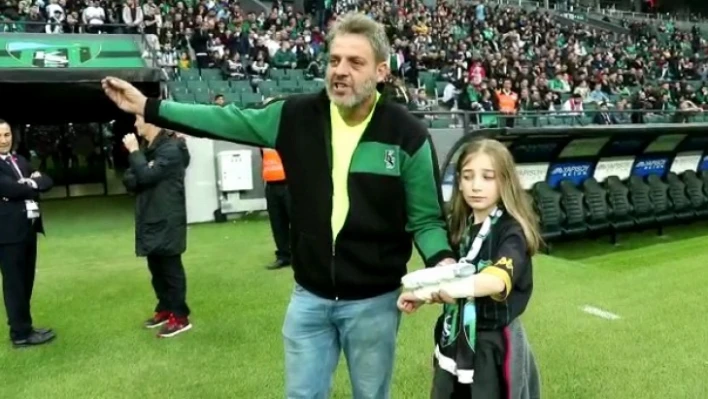 Yüzlerce taraftar maça giremeyince kavga çıktı