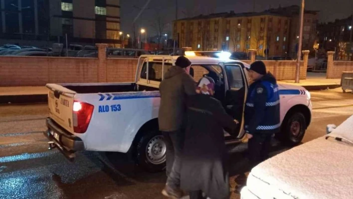 Zabıta ekipleri yolda kalan vatandaşlara yardım elini uzatıyor