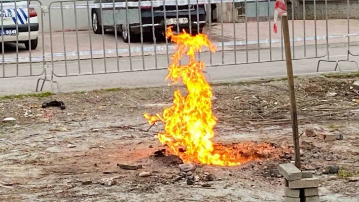 Zemin etüdü sırasında alevlenen metan gazı hala yanıyor