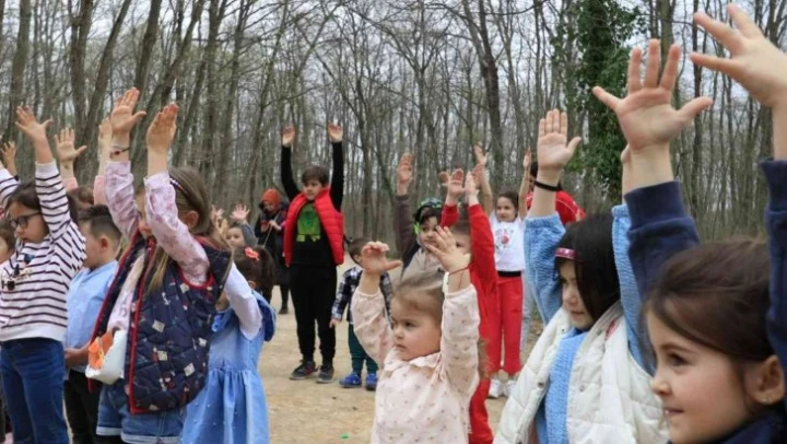 Anne ve çocuklar Ormanya'da