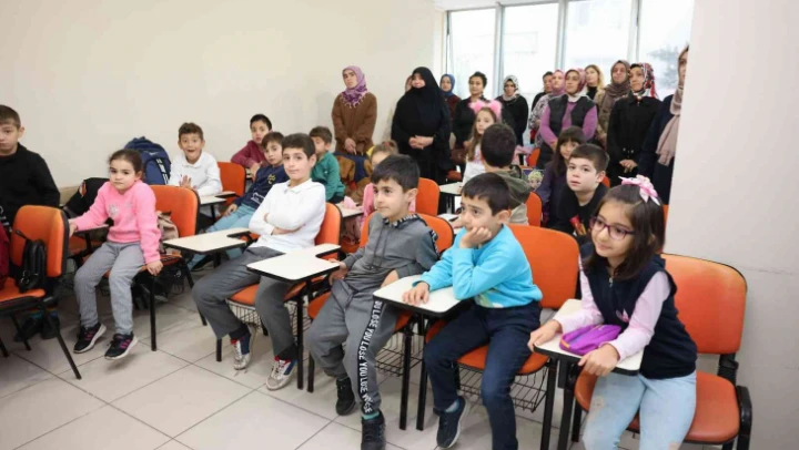 Anneler meslek öğreniyor, çocukları eğleniyor