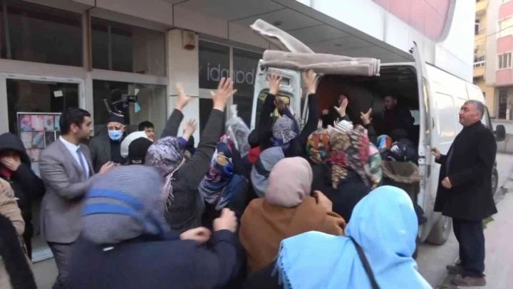 tansiyon yükseldi ! Ücretsiz dağıtılan 100 halı için izdiham yaşandı