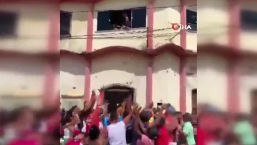 Brezilya'da meclis üyesi istifası için verilen rüşvet parasını pencereden halka dağıttı