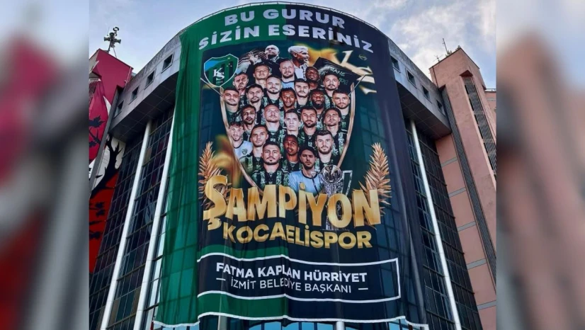 İzmit Belediyesi Belsa'da dev Kocaelispor bayrağını dalgalandırdı