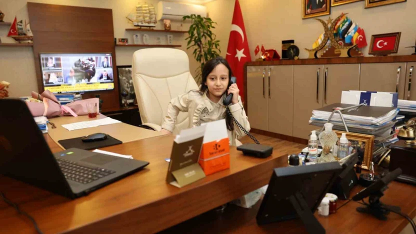 Başkan Bıyık koltuğunu minik İpek'e bıraktı