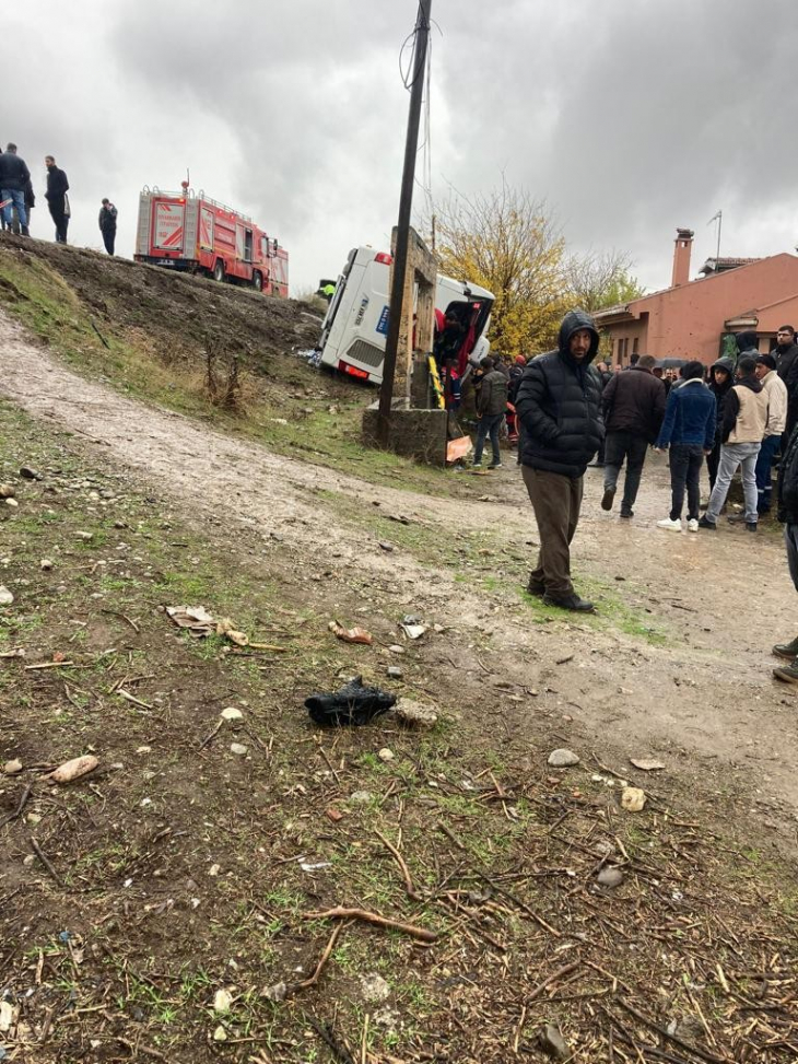 Diyarbakır'da can pazarı, otobüs devrildi 3'ü ağır 33 yaralı