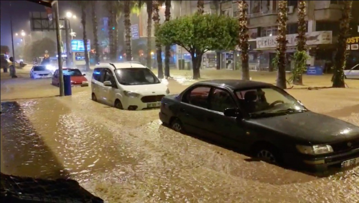 Antalya sele teslim oldu ! Okullar tatil edildi