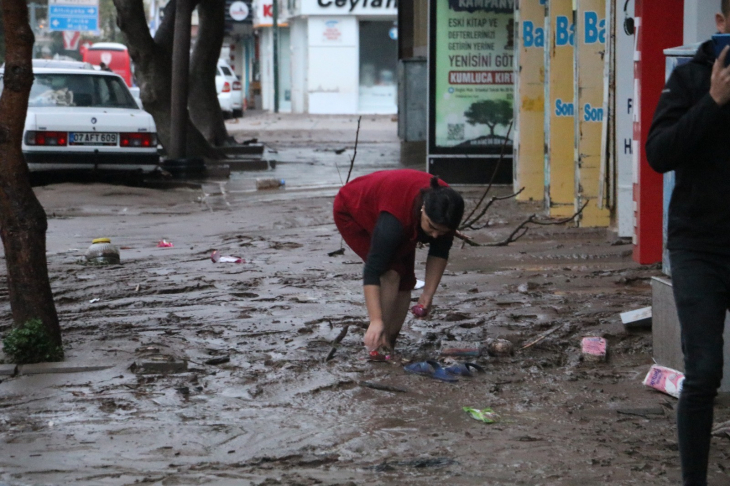 Antalya sele teslim oldu ! Okullar tatil edildi