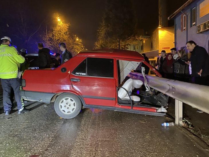 Bursa'da feci kaza ! Otomobil ikiye bölündü