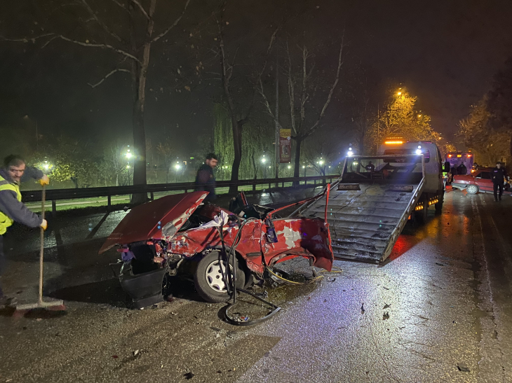 Bursa'da feci kaza ! Otomobil ikiye bölündü