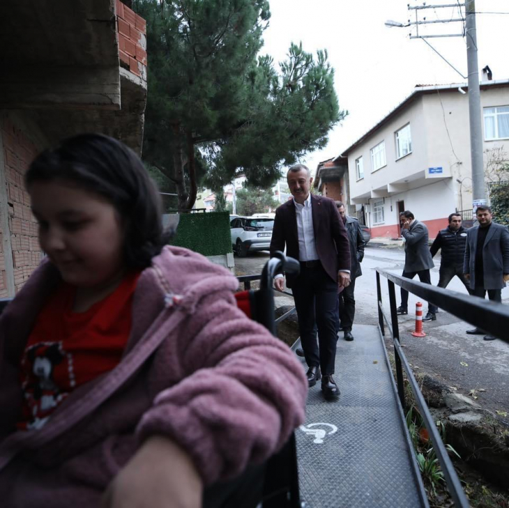 Başkan Büyükakın'ın talimatıyla küçük kız özgürlüğüne engelli rampasıyla kavuştu