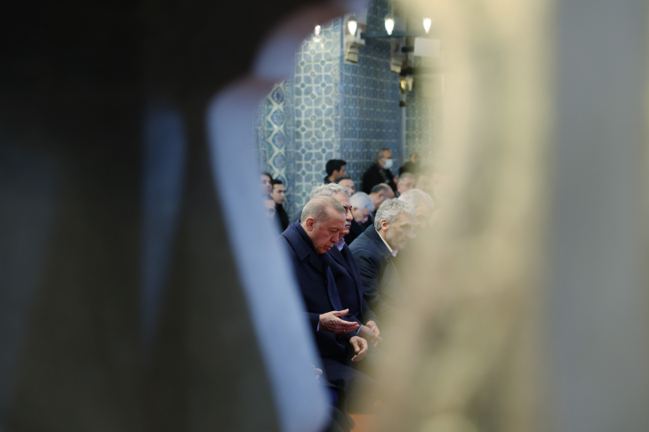 Cumhurbaşkanı Erdoğan, 3.5 asırlık Yeni Cami'yi yeniden ibadete açtı