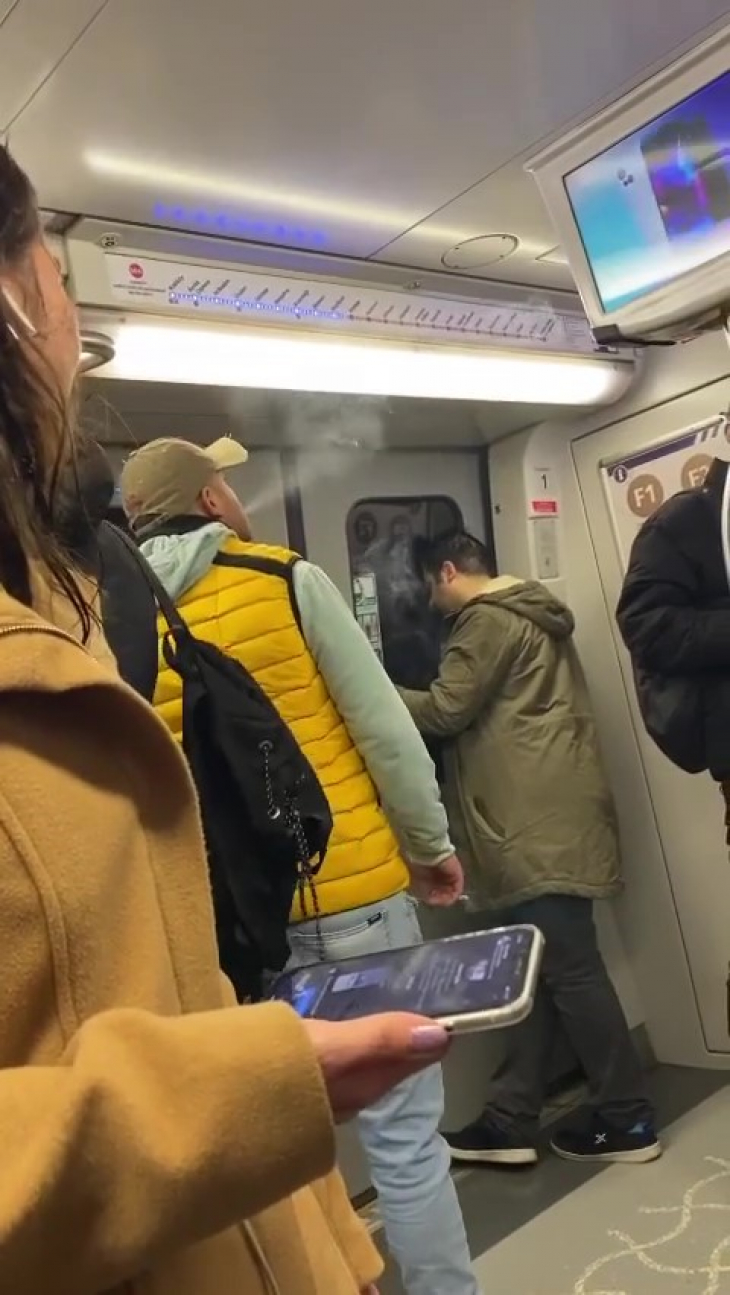 Metroda  Skandal Görüntü ! Sigara içti kendisini uyaranlara hakaret etti !